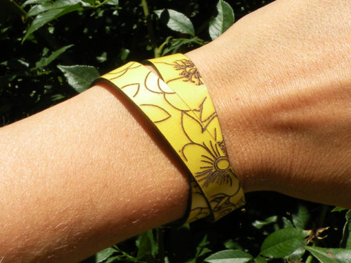Bracelet femme en cuir jaune peine fleur gravé au motif fleur 2 tours de poignet fabrication artisanale française ,fermoir pression