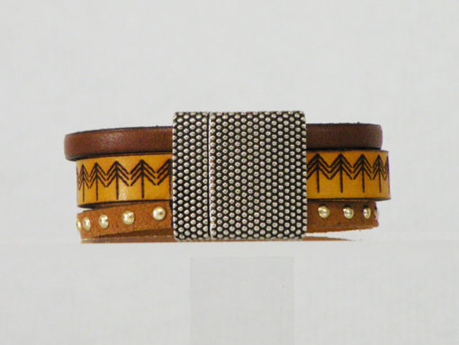 bracelet artisanal femme en cuir jaune et marron gravé ethnique avec fermoir aimanté