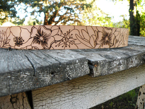 ceinture femme en cuir naturel à fleur de peau , gravée d' une ribambelle de fleur de fabrication artisanale made in France