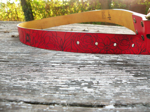 ceinture femme rouge à fleur de peau en cuir gravé made in France de fabrication artisanale