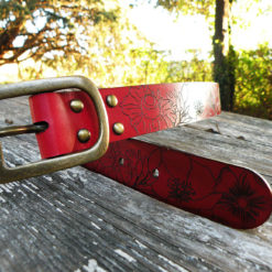 ceinture femme rouge à fleur de peau en cuir gravé made in France de fabrication artisanale