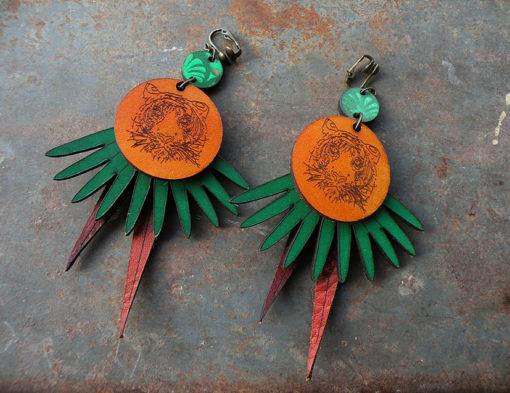 Les Boucles d' oreilles en cuir Quitèri s' inspirent de la faune et de la flore de la jungle.