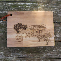 planche à découper en chêne gravée d' un motif " Du soleil et du bon vin".
