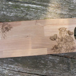 Planche tapas en chêne gravée à la découpe laser motif chardon.