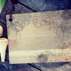 Planche à découper chêne motif exotique, de fabrication artisanale dans le Gard en France