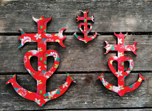 Croix de Camargue revisitée au couleur du sud et de la gaité. Fabriquée en France dans le Gard par des créatrices artisans