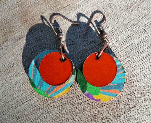 Boucles d' oreilles circulaires en cuir marron sur MDF imprimé, fabrication artisanale française.
