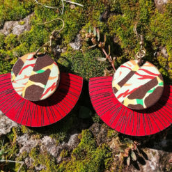 Boucles d' oreilles éthnique en cuir rouge et MDF imprimé , fabriquées dans le Sud de la France.