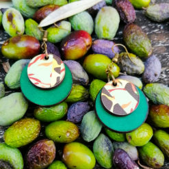 Boucles Thais en cuir vert et motif chamarré sur MDF, de fabrication française.