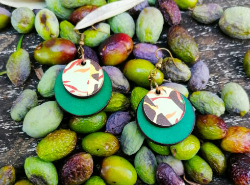 Boucles Thais en cuir vert et motif chamarré sur MDF, de fabrication française.