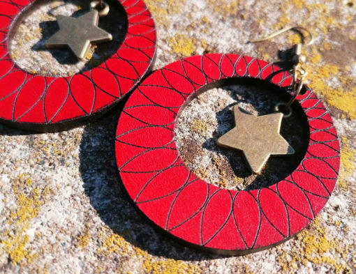 Boucles d' oreilles créole en cuir avec une étoile au centre, fabriquées en France dans l' esprit du zéro déchet.