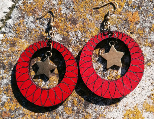 Boucles d' oreilles créole en cuir avec une étoile au centre, fabriquées en France dans l' esprit du zéro déchet.
